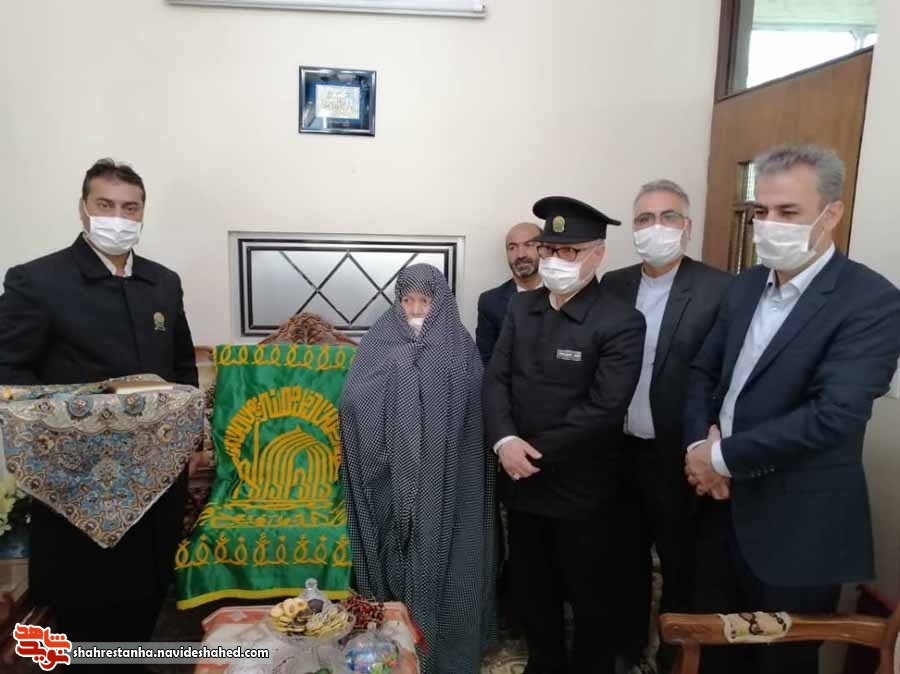 خادمین آستان قدس رضوی با خانواده شهدای شهرستان فیروزکوه دیدار کردند