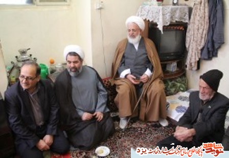 دیدار امام جمعه یزد با خانواده دو شهید دیدار امام جمعه یزد با خانواده دو شهید