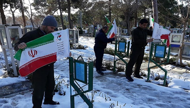 گلزار شهدای تهران/ پرچم مزار شهدای انقلاب اسلامی تعویض شد+عکس