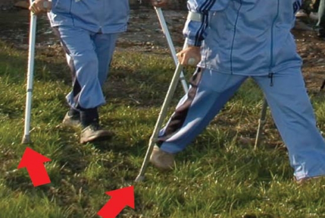 گزیده احکام رساله مصور جانبازان؛ احکام طهارت(1) كسی كه با دست و زانو راه می رود