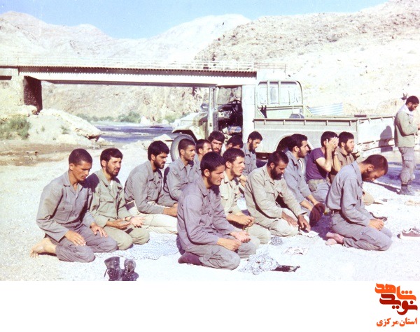 عکس جمعی از رزمندگان گردان علی ابن ابیطالب را در حال اقامه نماز ؛منطقه عملیاتی والفجر 3 عکس جمعی از رزمندگان گردان علی ابن ابیطالب را در حال اقامه نماز ؛منطقه عملیاتی والفجر 3