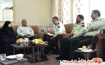 فرمانده ناجا با خانواده شهید زارع در یزد دیدار کرد + تصویر فرمانده ناجا با خانواده شهید زارع در یزد دیدار کرد + تصویر