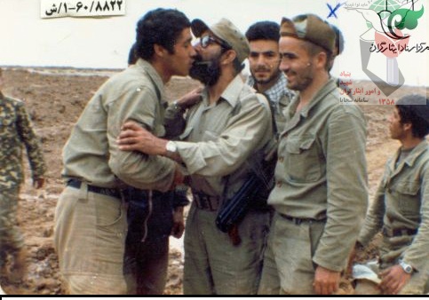 بوسه امام خمینی (ره) بر گلوی شهیدی که 18 سال بعد ترکش خورد بوسه امام خمینی (ره) بر گلوی شهیدی که 18 سال بعد ترکش خورد