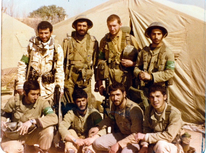 بچه بسیجی که بدون معطلی خوابید روی سیمهای خاردار بچه بسیجی که بدون معطلی خوابید روی سیمهای خاردار