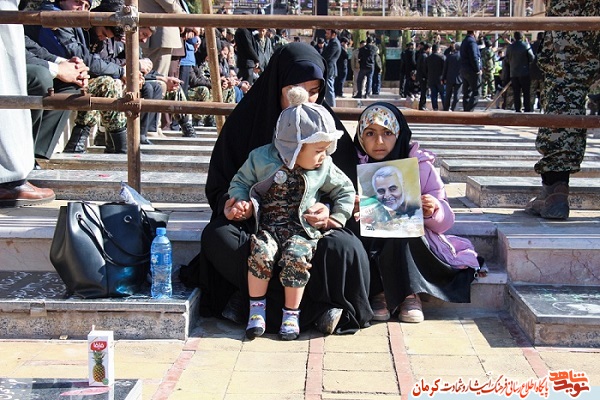 تصویر/ حضور خانواده شهید مدافع حرم «غلامرضا لنگری زاده» در گلزار شهدای کرمان