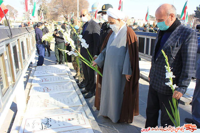 مسئولان استانی گلزار شهدای قزوین را گلباران کردند مسئولان استانی گلزار شهدای قزوین را گلباران کردند