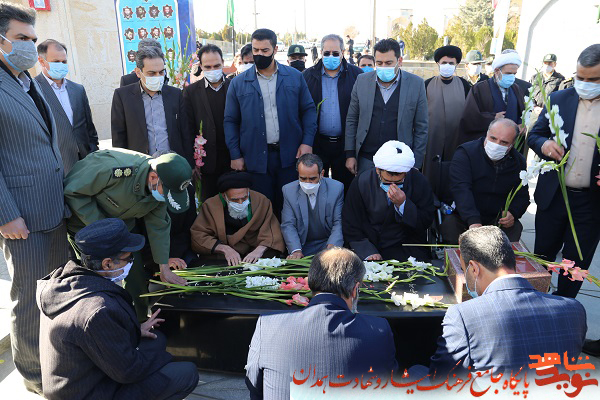 گزارش تصویری| گلزار شهدای همدان غبارروبی و عطرافشانی شد گزارش تصویری| گلزار شهدای همدان غبارروبی و عطرافشانی شد