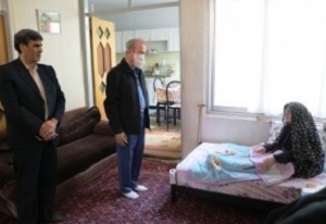 کمک نقدی مادر شهید بخشی نظر به تجهیز بیمارستان فاطمیه همدان