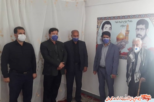 رئیس بنیاد شهید جیرفت با پدر شهیدان رئیس بنیاد شهید جیرفت با پدر شهیدان