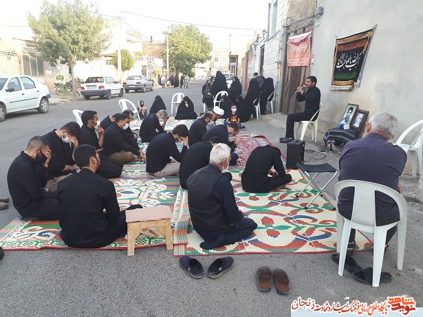 گزارش تصویری/ مداحی مقابل منزل شهید 