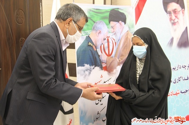تجلیل  از مادران و همسران شهدا  و ایثارگران  بندرعباسی فعال در عرصه ایثار اجتماعی