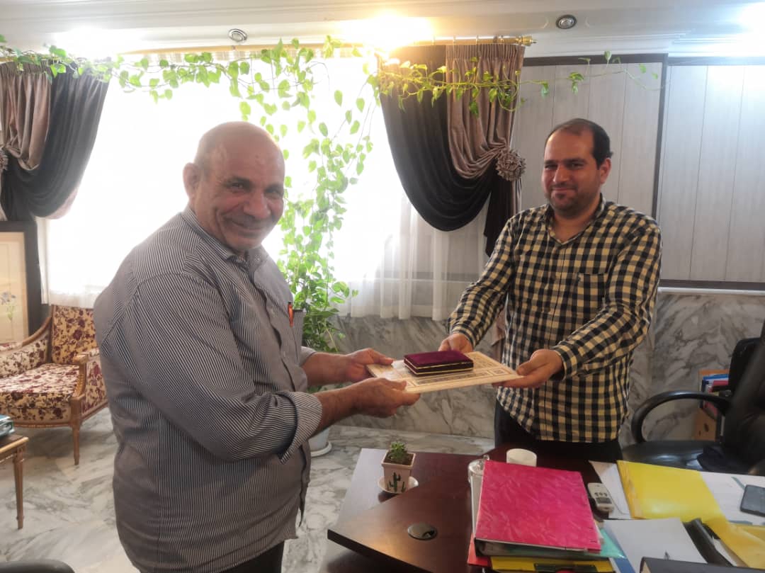 تجلیل از پدر شهید دفاع مقدس در موسسه کشوری مهد قرآن تجلیل از پدر شهید دفاع مقدس در موسسه کشوری مهد قرآن