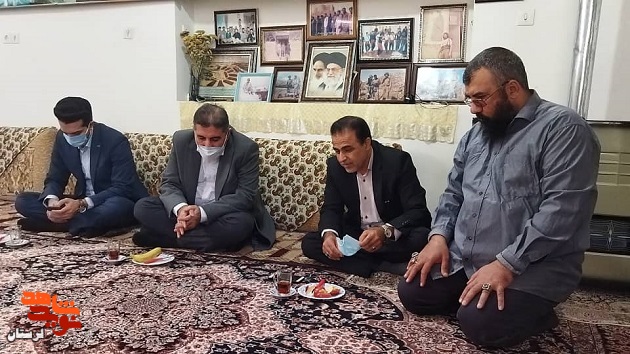 گزارش تصویری/ دیدار مدیرکل بنیاد شهید لرستان با مادر شهیدان «اصغر و رسول زیودار»
