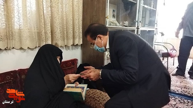 گزارش تصویری/ دیدار مدیرکل بنیاد شهید لرستان با مادر شهیدان «اصغر و رسول زیودار»