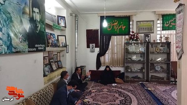 گزارش تصویری/ دیدار مدیرکل بنیاد شهید لرستان با مادر شهیدان «اصغر و رسول زیودار»