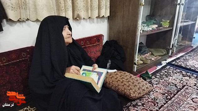 گزارش تصویری/ دیدار مدیرکل بنیاد شهید لرستان با مادر شهیدان «اصغر و رسول زیودار»