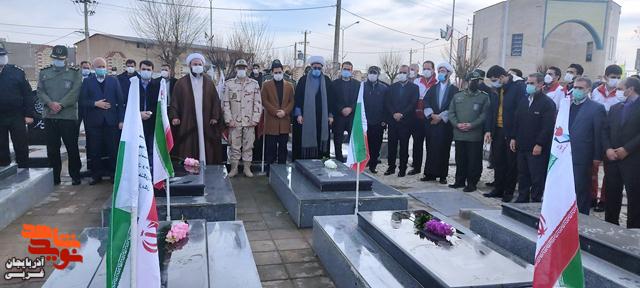 گزارش تصویری/مزار شهدای پلدشت غبارروبی و گلباران شد گزارش تصویری/مزار شهدای پلدشت غبارروبی و گلباران شد