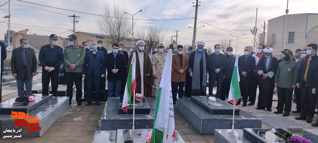 گزارش تصویری/مزار شهدای پلدشت غبارروبی و گلباران شد گزارش تصویری/مزار شهدای پلدشت غبارروبی و گلباران شد