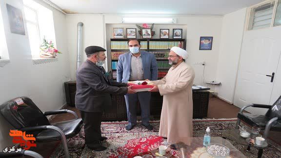 امام جمعه فراهان از دو جانباز دفاع مقدس تجلیل کرد