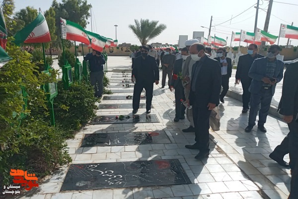 غبارروبی و عظرافشانی گلزار شهدای شهرستان زابل