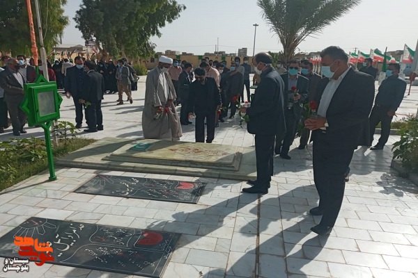 غبارروبی و عظرافشانی گلزار شهدای شهرستان زابل