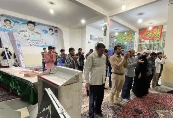 غبارروبی و عطرافشانی گلزار مطهر شهدای زابل با حضور طلاب حوزه علمیه