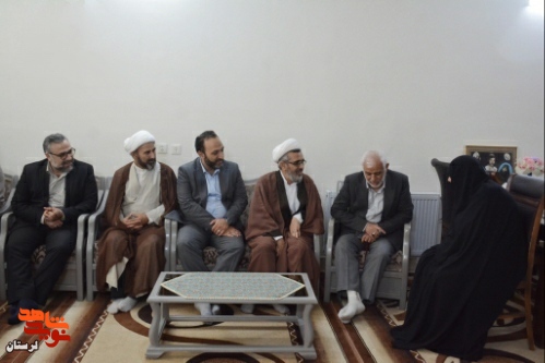 دیدار استاندار لرستان با مادر شهیدان «غلامرضا، حمیدرضا و شهیده ناهید امیدی»