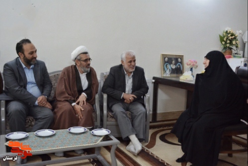 دیدار استاندار لرستان با مادر شهیدان «غلامرضا، حمیدرضا و شهیده ناهید امیدی»