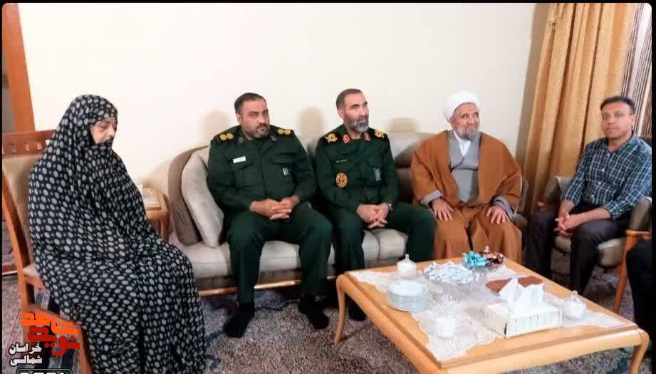 تصاویر/دیدار فرمانده سپاه حضرت جوادالائمه (ع) با مادر شهید «علی اکبر شرکاء»