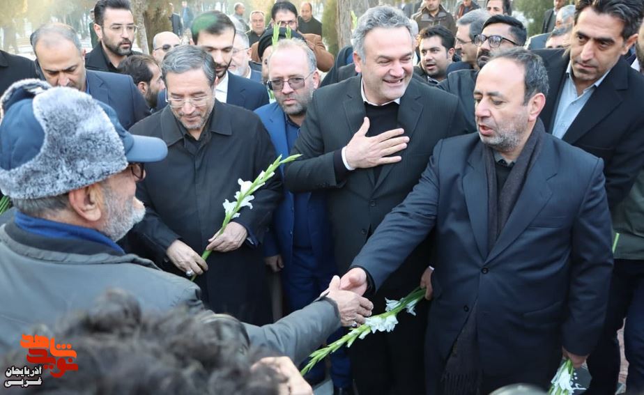 وزیر کشور به مقام شامخ شهدای ارومیه در گلزار شهیدان باغ رضوان ادای احترام کرد وزیر کشور به مقام شامخ شهدای ارومیه در گلزار شهیدان باغ رضوان ادای احترام کرد