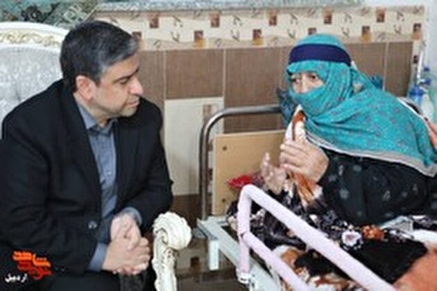 استاندار اردبیل با مادر شهید معظم حسین عبادی دیدار کرد