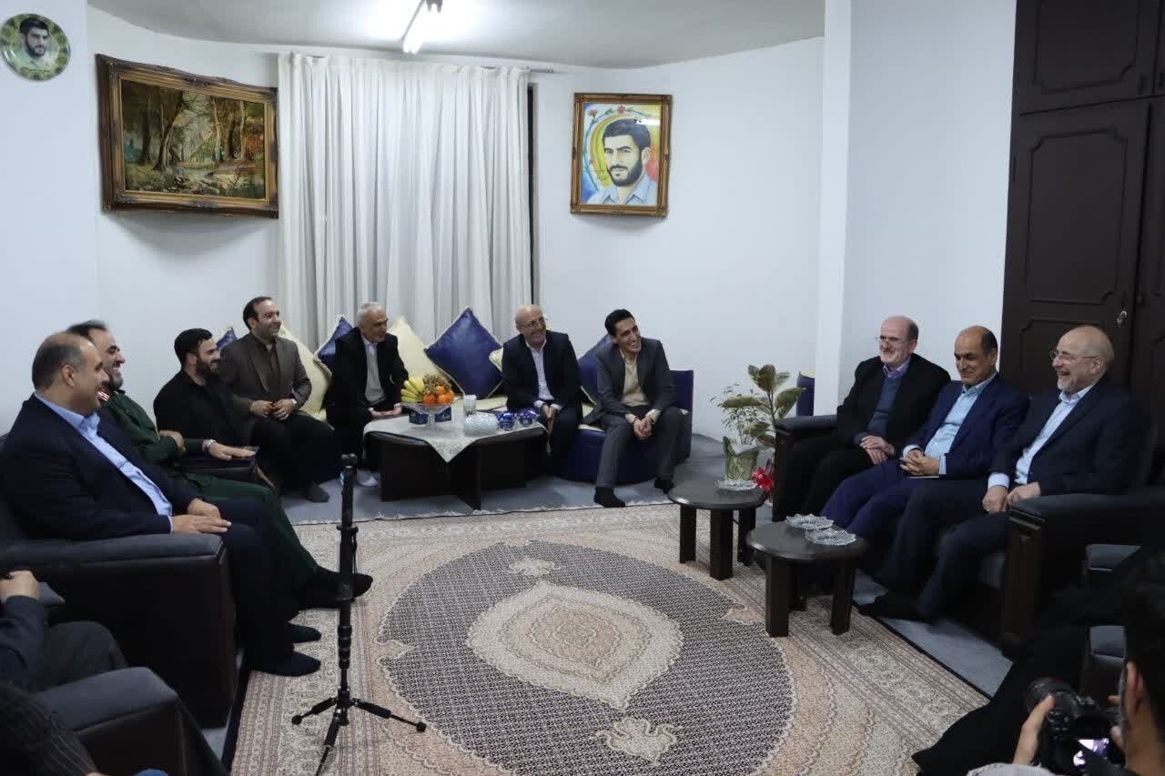 رئیس مجلس با خانواده شهید حسین املاکی دیدار کرد