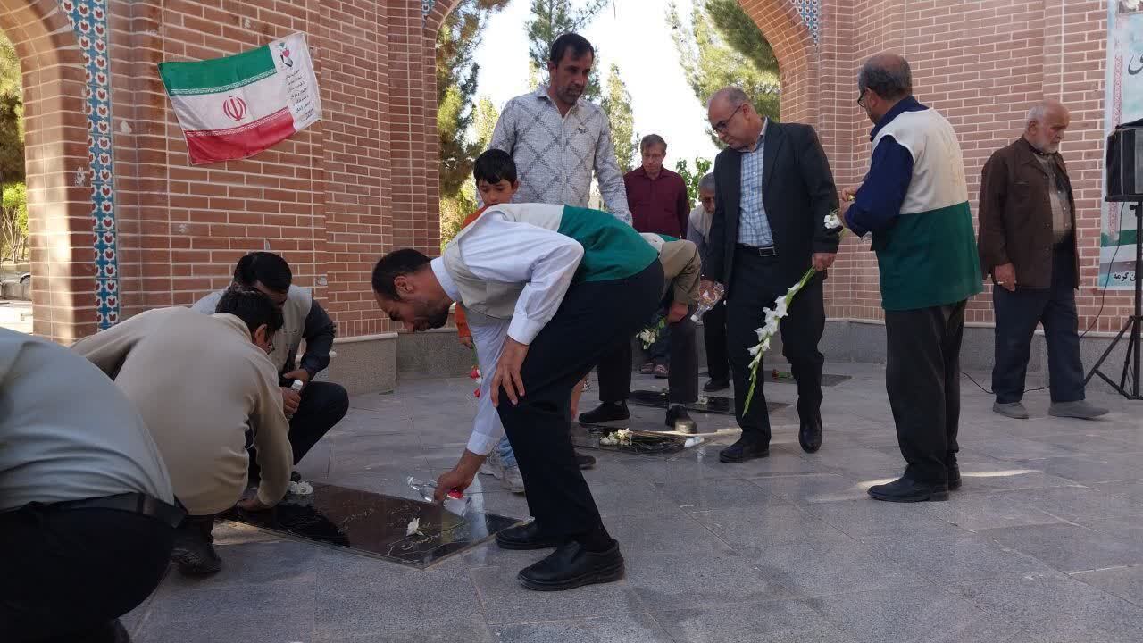 بمناسبت دهه کرامت گلزار مطهر شهدای شهر ستان گرمه غبارروبی و گلباران گردید