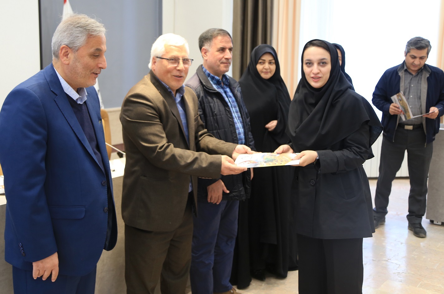 تقدیر از دختران نخبه شاهد و ایثارگر آذربایجان‌شرقی + تصاویر