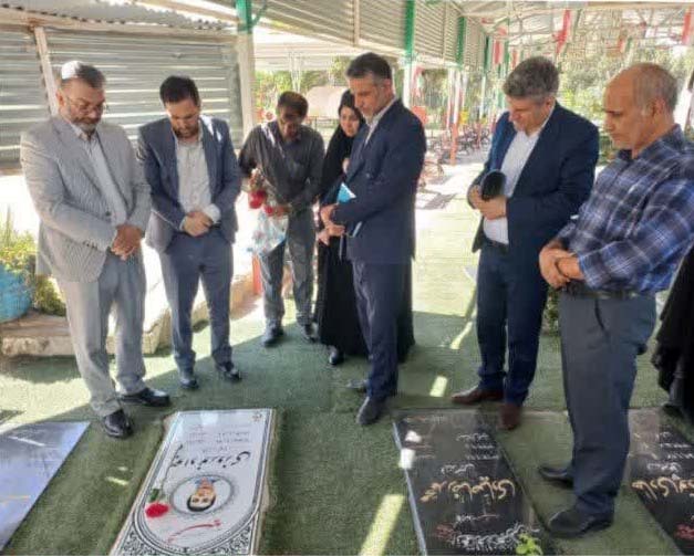 ادای احترام مدیرکل آموزش بنیاد شهید و امور ایثارگران کشور به مقام شامخ شهدای زاهدان