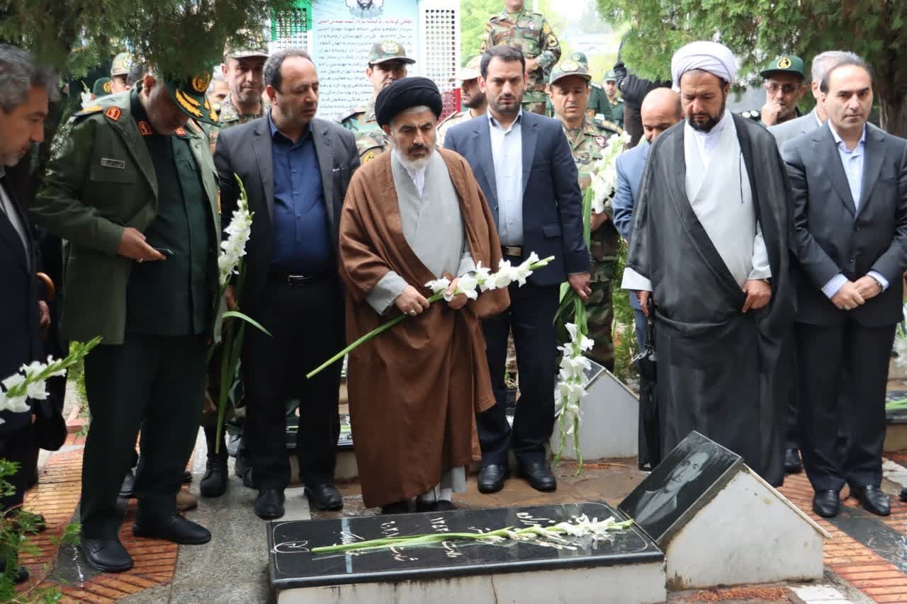 مراسم عطرافشانی و گلباران مزار شهدای ارومیه به مناسبت گرامیداشت هفته شهدای خدمت