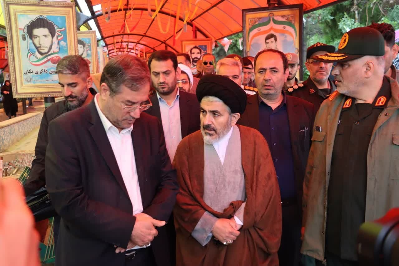 مراسم عطرافشانی و گلباران مزار شهدای ارومیه به مناسبت گرامیداشت هفته شهدای خدمت