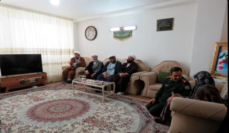 تصاویر/دیدار مدیر کل حفظ آثار و نشر ارزش‌های دفاع مقدس خراسان شمالی با خانواده شهید طلبه «بازرگان گریوانی»