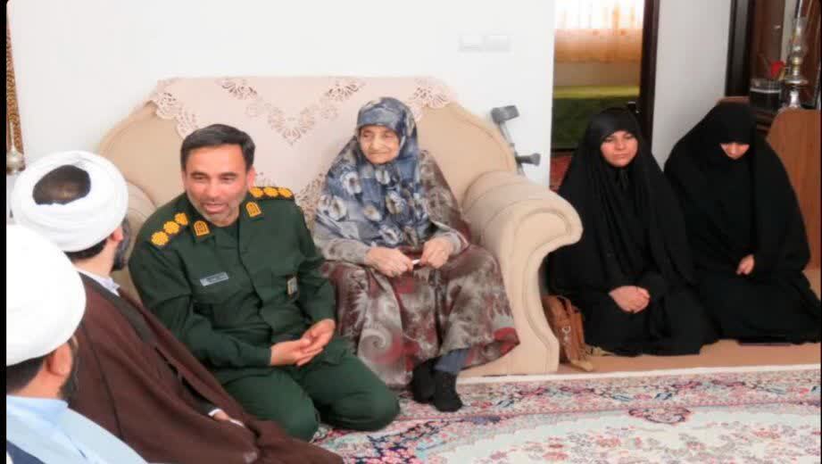 تصاویر/دیدار مدیر کل حفظ آثار و نشر ارزش‌های دفاع مقدس خراسان شمالی با خانواده شهید طلبه «بازرگان گریوانی»