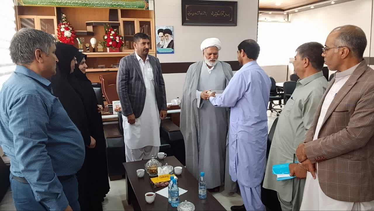 ادای احترام به مقام شامخ شهدا و رونمایی از تابلوی خیابان«شهید جمهور» در نخستین سالگرد شهادت آیت‌الله رئیسی در خاش