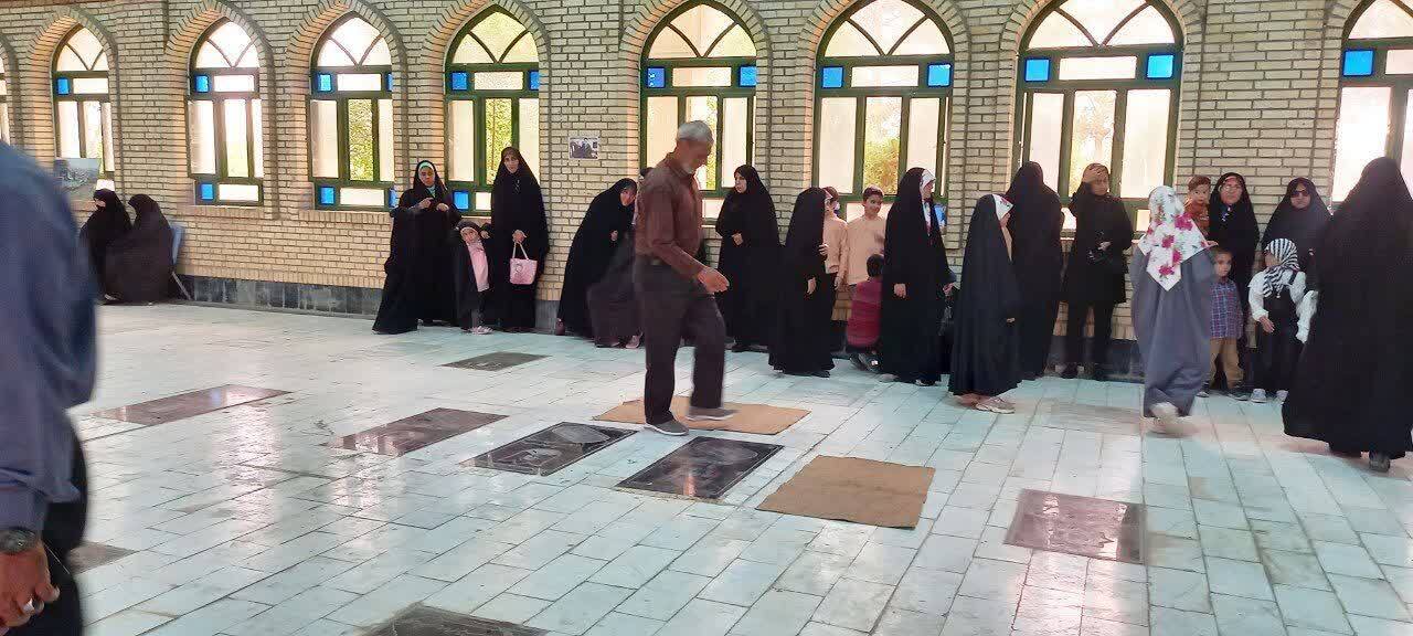 به مناسبت گرامی داشت آزاد سازی خرمشهر مزار شهدا عطرافشانی شد