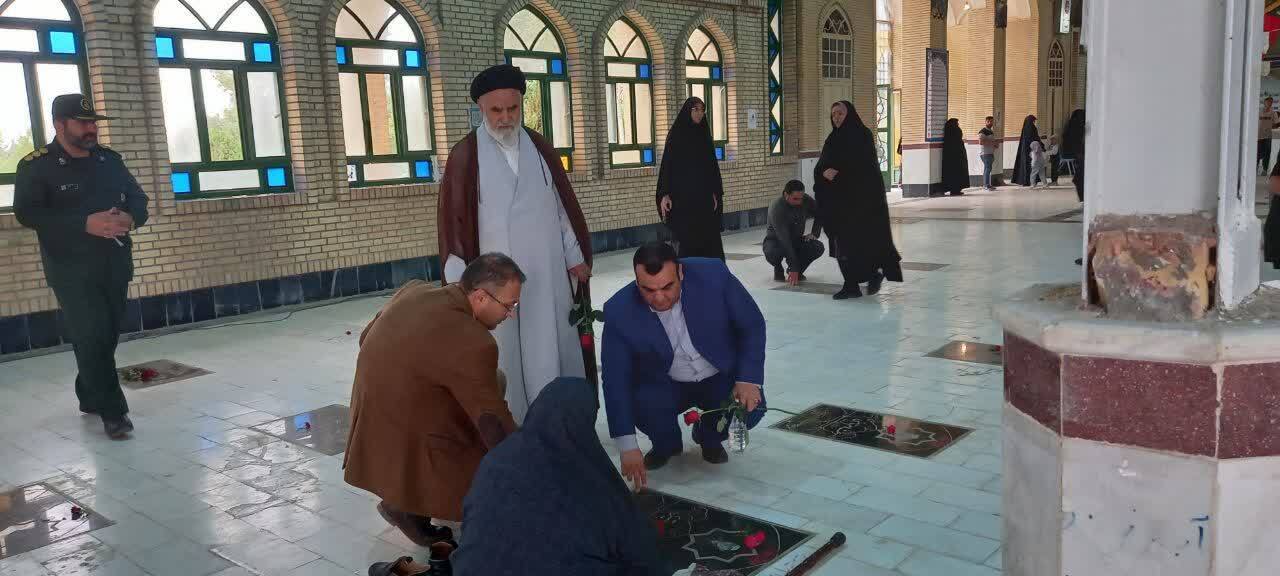 به مناسبت گرامی داشت آزاد سازی خرمشهر مزار شهدا عطرافشانی شد