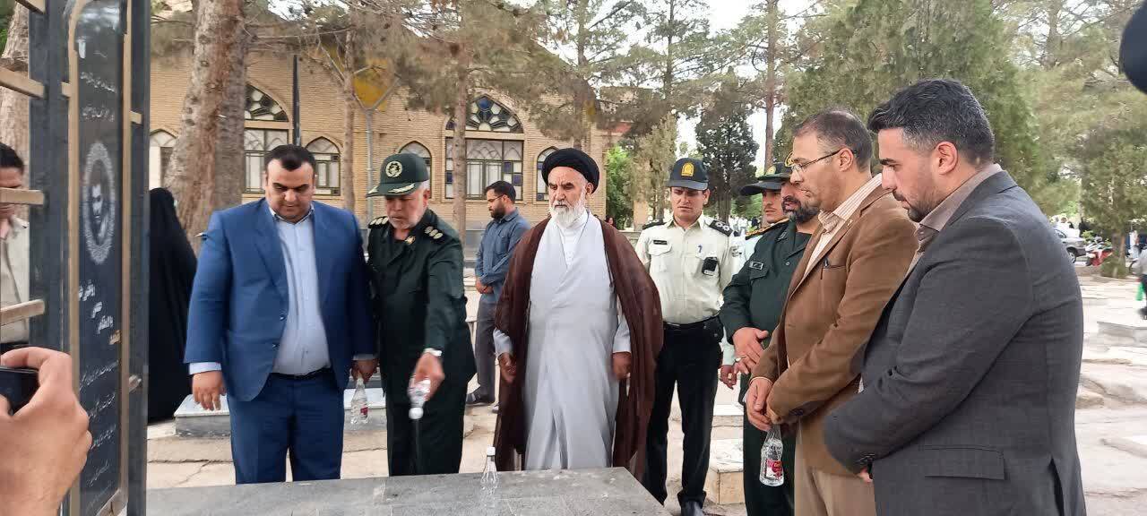 به مناسبت گرامی داشت آزاد سازی خرمشهر مزار شهدا عطرافشانی شد