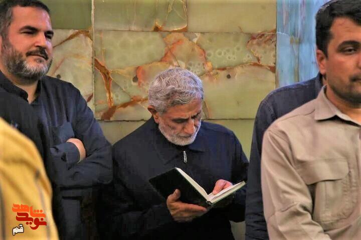 حضور سردار اسماعیل قاآنی بر سر مزار شهید «حاج رمضان»