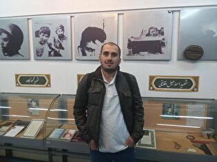 بازدید گردشگر ترکیه‌ای از موزه مرکزی شهدا