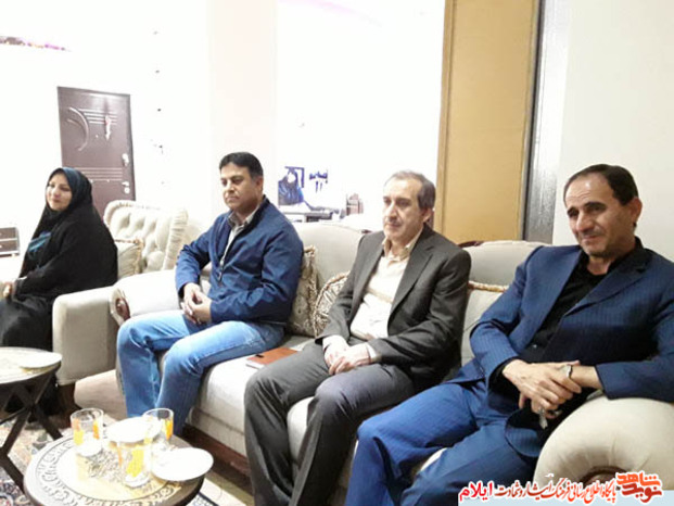 تجلیل نماینده محترم ولی فقیه در استان و امام جمعه ایلام به همراه مدیر کل بنیاد شهید از تعدادی از خانواده های معظم شهدا و ایثارگران