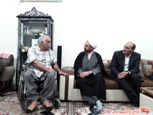 تجلیل نماینده محترم ولی فقیه در استان و امام جمعه ایلام به همراه مدیر کل بنیاد شهید از تعدادی از خانواده های معظم شهدا و ایثارگران