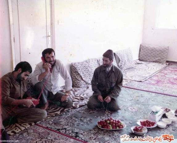 نفر اول از چپ: شهید اکبر محمدی