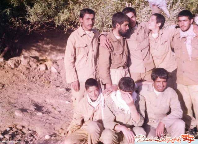 دو نفر شسته از چپ: شهید علی اصغر رحمتی - شهید علی حاجیان