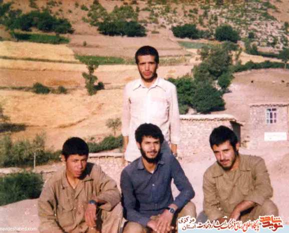 از چپ: ایستاده: جعفر قربانی - نشسته: شهید علیرضا قربانعلی - شهید علی حبیبی